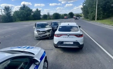 Молодой водитель столкнулся с двумя машинами в Воронеже: есть пострадавшие