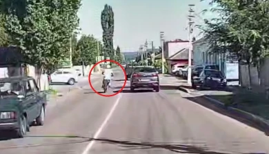 Со встречки на тротуар. Крупный штраф грозит 16-летнему подростку на питбайке (ВИДЕО)