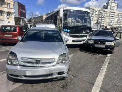 Массовая авария с автобусом случилась в центре Воронежа