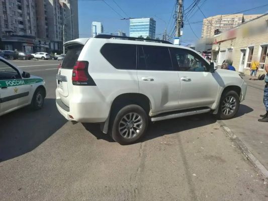 «Летал на Land Cruiser». Воронежского водителя с долгом в 35 миллионов рублей лишили машины