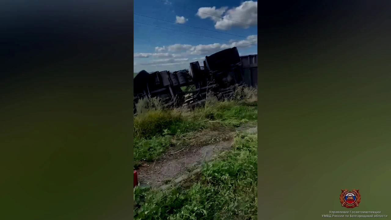 Под Белгородом перевернулся грузовик с песком