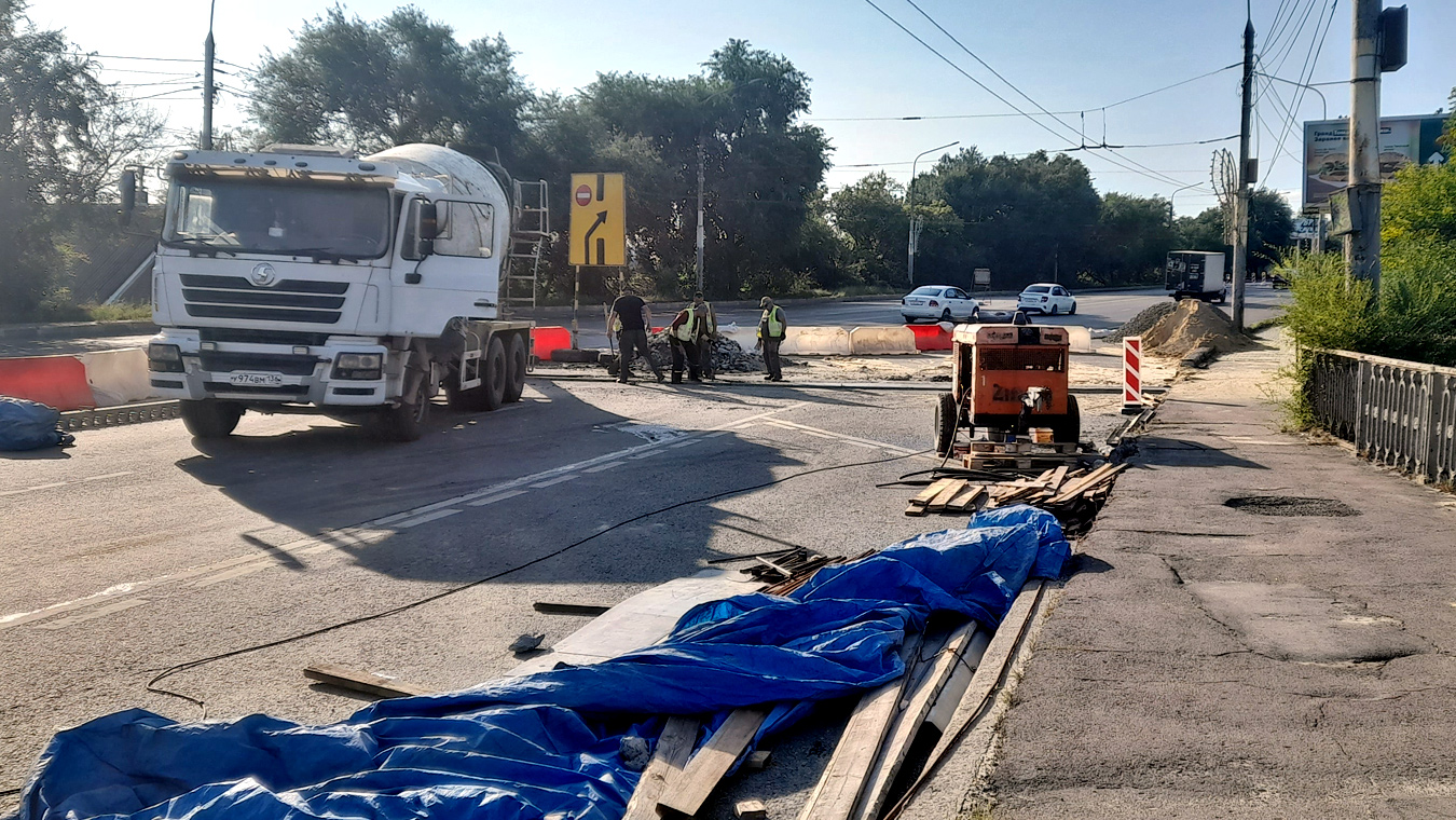 Кто и зачем вскрыл дорожное полотно на виадуке