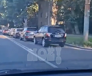 Ошеломляющую очередь на воронежской АЗС показали на видео