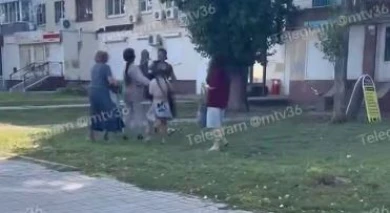 «Ни один мужчина не вступился». Воронежец ударил незнакомую девушку скейтом по лицу (ВИДЕО)