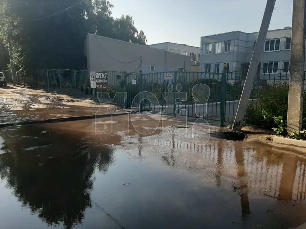 «Пройти невозможно». Воронежцы бьют тревогу из-за залитого прохода в детский сад