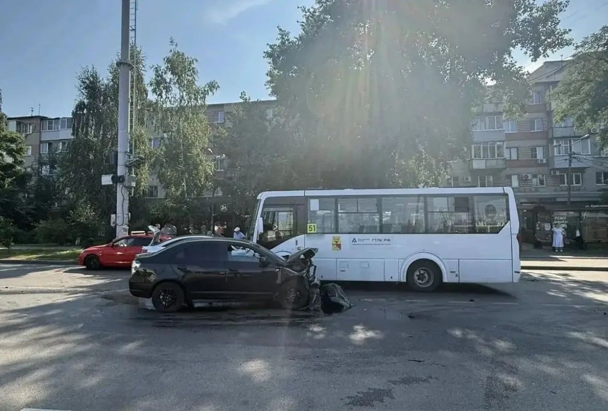 Массовая авария с&nbsp;автобусом случилась на&nbsp;воронежской улице