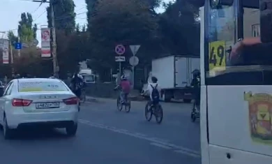 Банда малолетних спортсменов захватила выделенку на Московском проспекте (ВИДЕО)