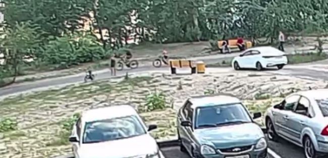 «Просто внаглую ездит»: водитель разъезжал по пешеходной дорожке воронежского ЖК