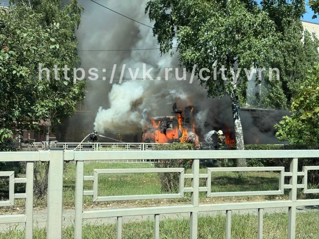 Мусоровоз вспыхнул у рынка в Воронеже (ВИДЕО)