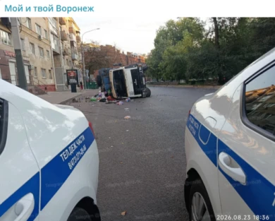 Мусоровоз перевернулся посреди улицы в центре Воронежа