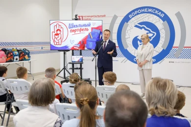 Председатель Облдумы Юрий Матузов принял участие в благотворительном проекте «Школьный портфель»