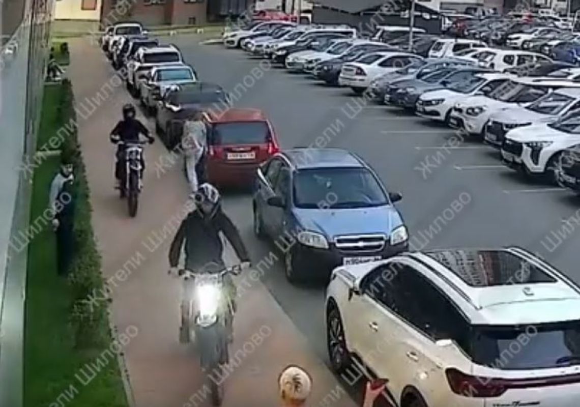 Обнаглевшие байкеры гоняли по тротуару в воронежском микрорайоне (ВИДЕО)