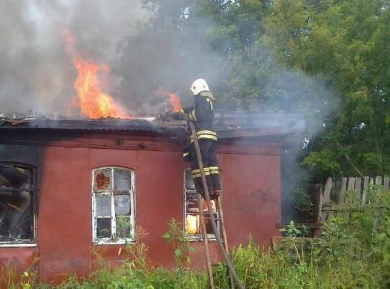 Жилой дом загорелся в Воронежской области: пострадал человек
