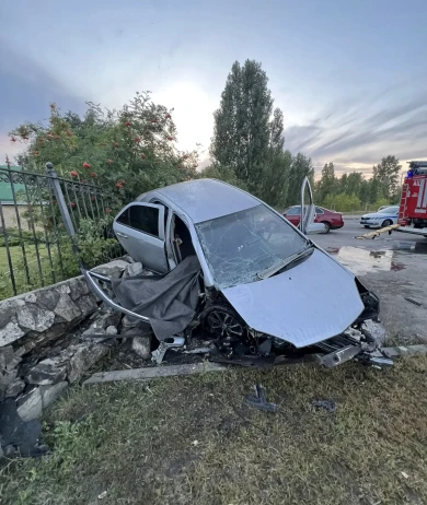 Водитель иномарки погиб после наезда на забор кафе в Воронеже