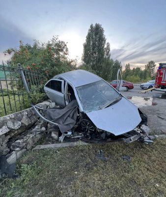 Водитель иномарки погиб после наезда на забор кафе в Воронеже