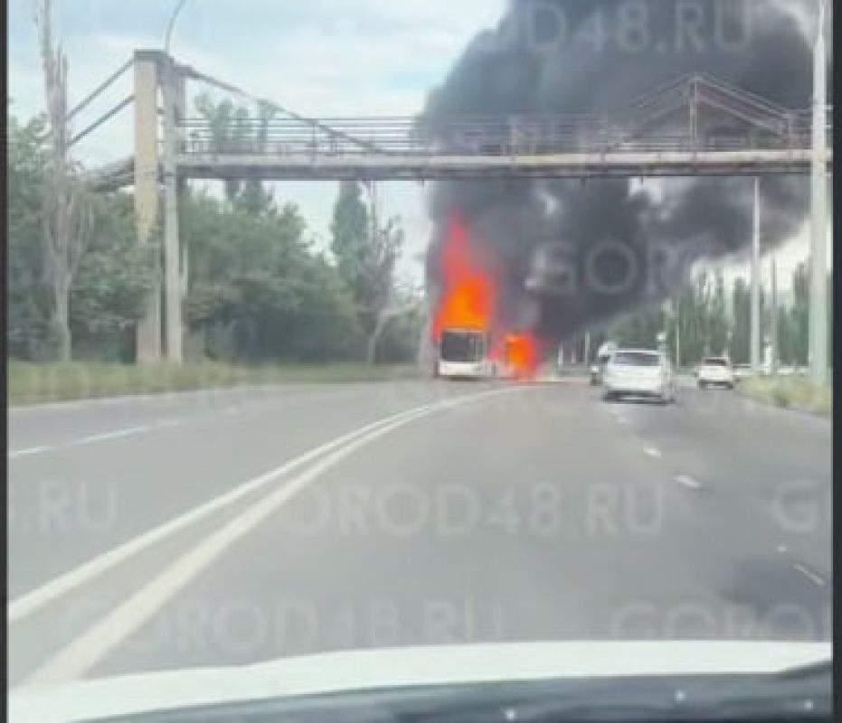 Пассажирский автобус загорелся на съезде с Октябрьского моста