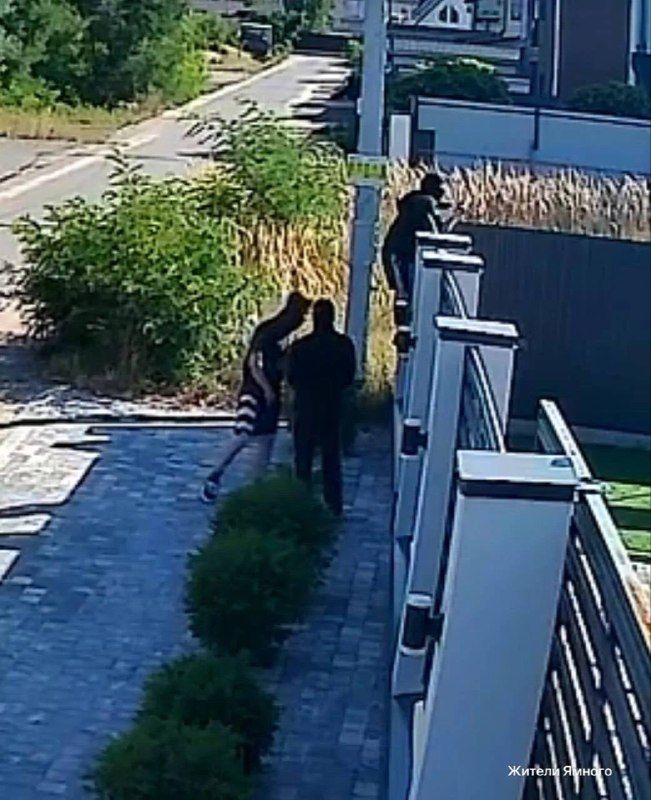 Группа мужчин в масках держит в страхе жителей села под Воронежем