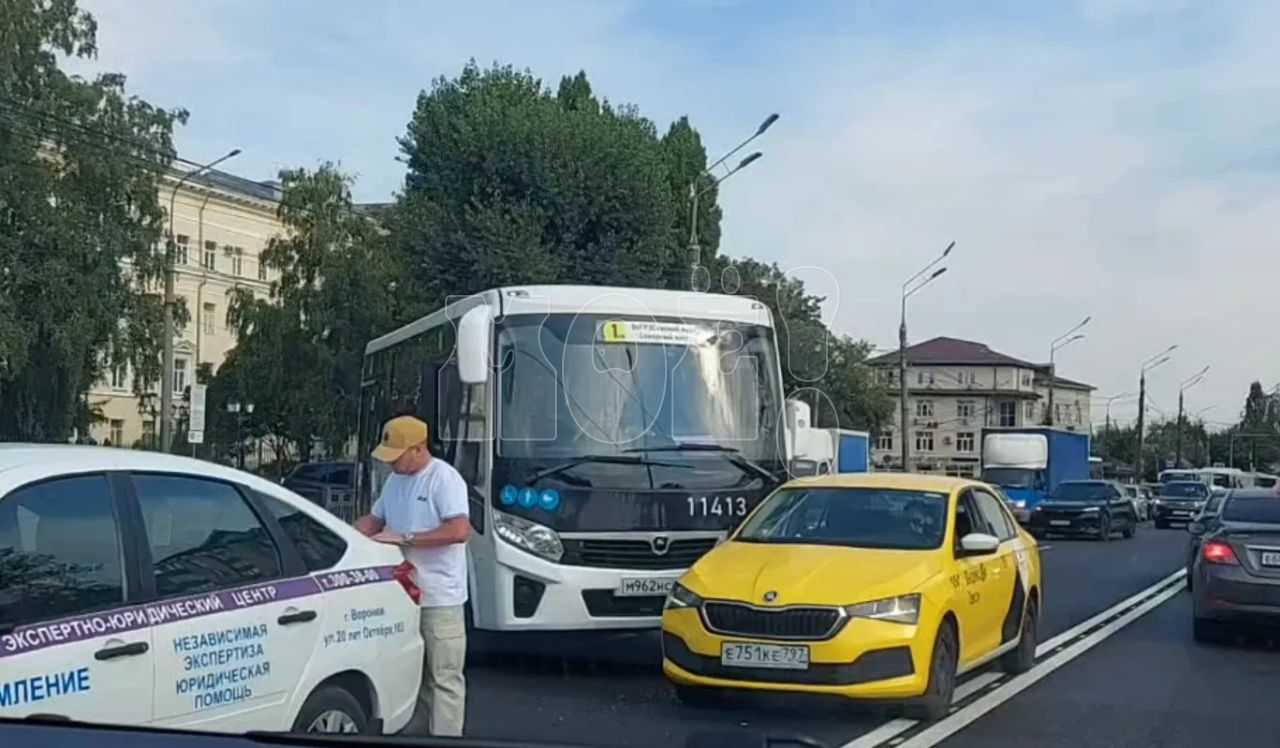 Об аварии с&nbsp;автобусом и&nbsp;такси сообщили воронежцы (ВИДЕО)