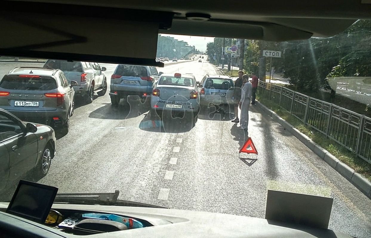 Такси застряло между двумя авто на перекрёстке в Воронеже&nbsp;