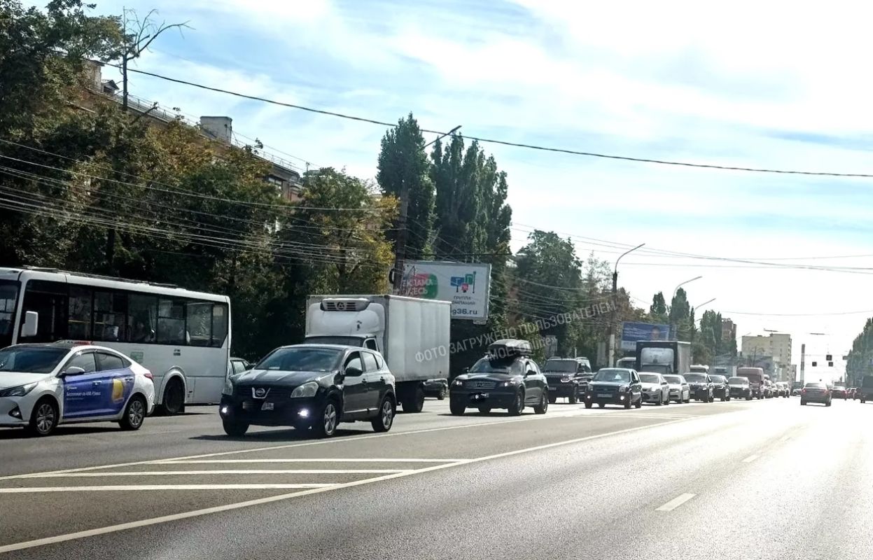 Пробка сковала воронежскую улицу из-за дорожных работ