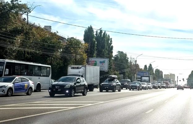 Пробка сковала воронежскую улицу из-за дорожных работ
