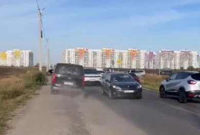 «Я везу детей в школу». Водитель шокировала пешеходов поездкой по тротуару у гимназии под Воронежем