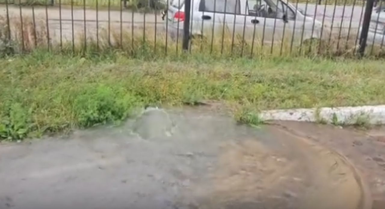 «Все джинсы намочила!» Ручей у популярного ТРЦ взбесил воронежцев