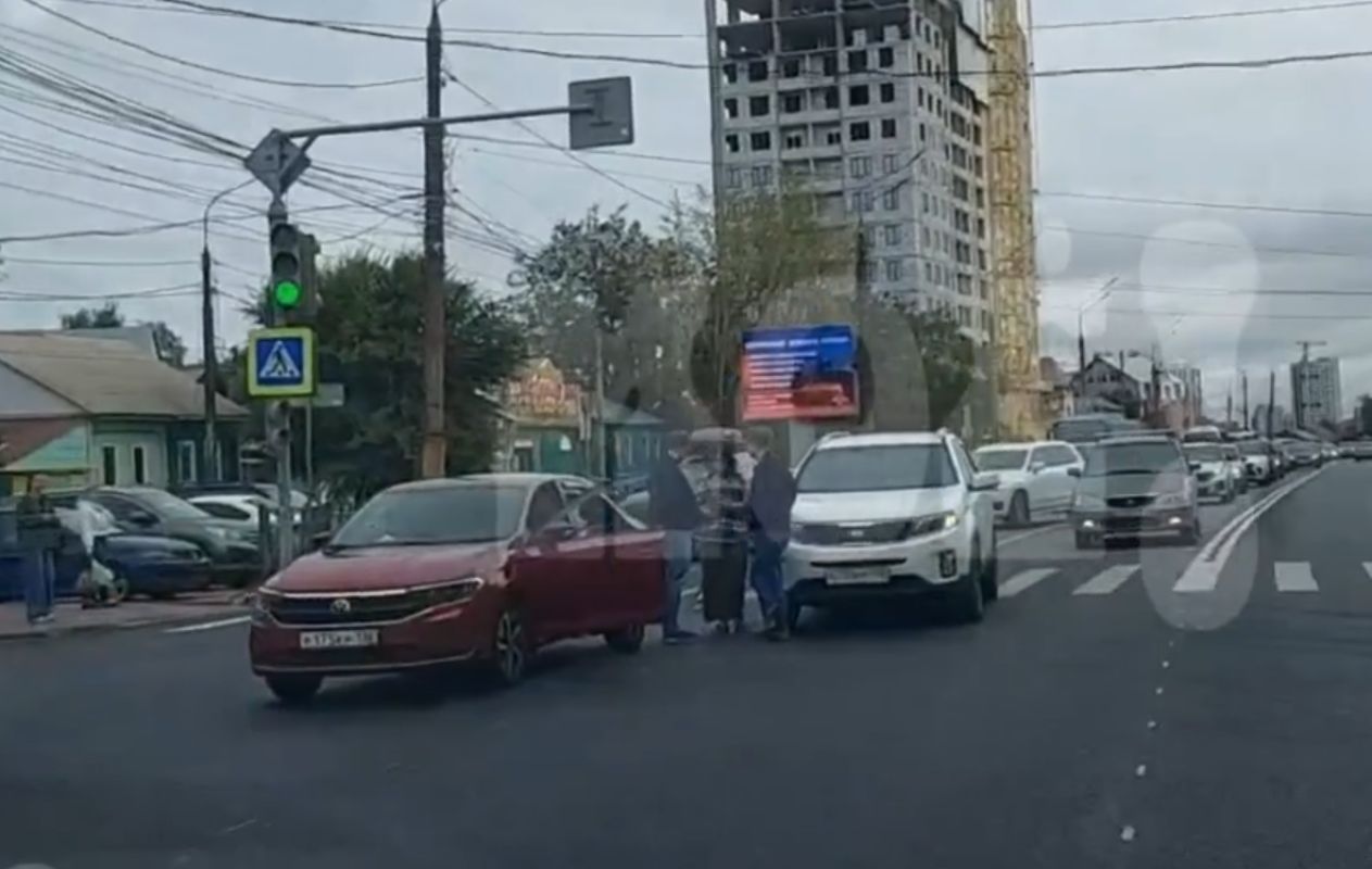 Авария на&nbsp;перекрёстке в&nbsp;Воронеже угрожает спровоцировать пробку