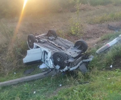 Иномарка врезалась в столб и опрокинулась на воронежской трассе — водитель погиб