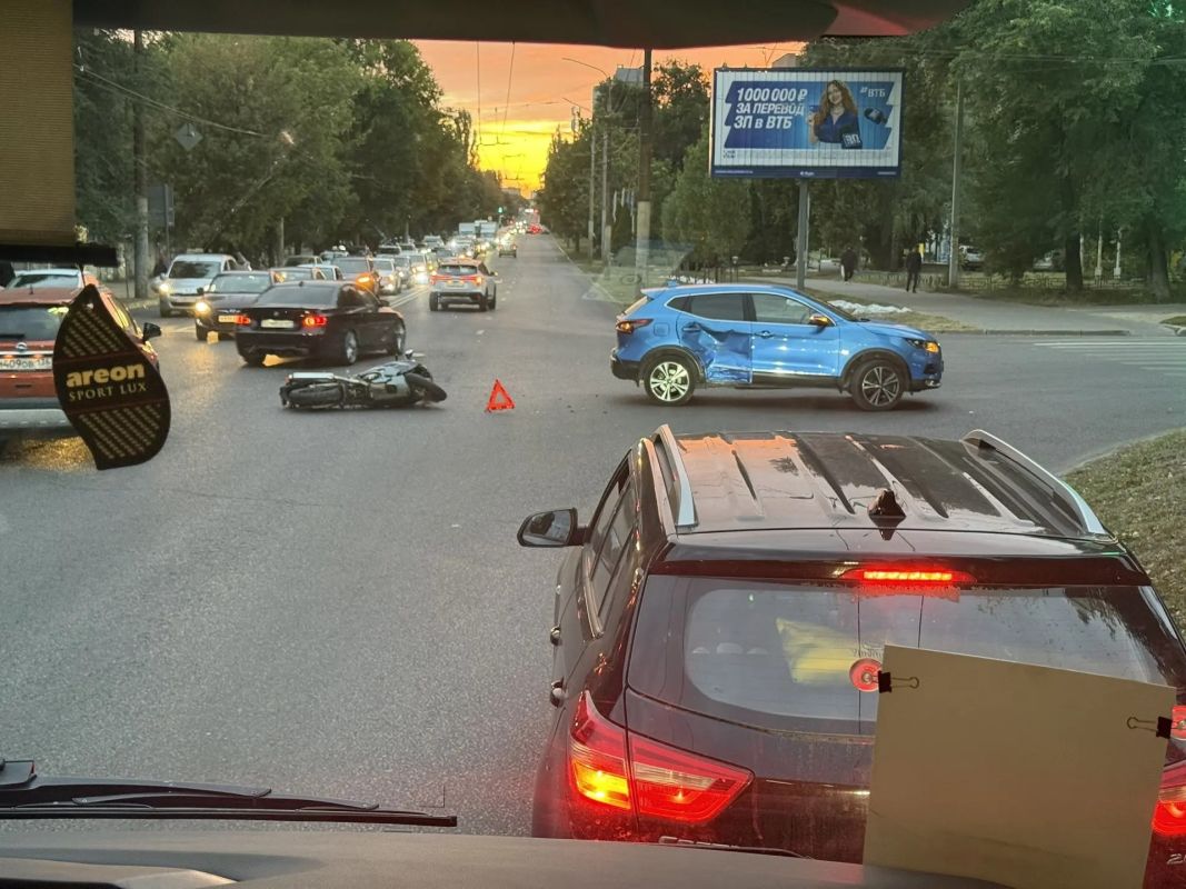 Легковушка и мотоцикл столкнулись на перекрёстке в Воронеже