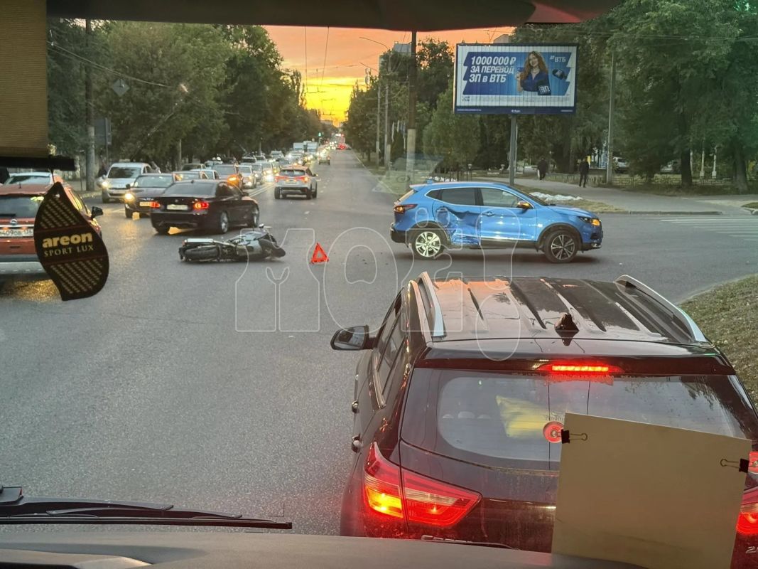 Легковушка и мотоцикл столкнулись на перекрёстке в Воронеже