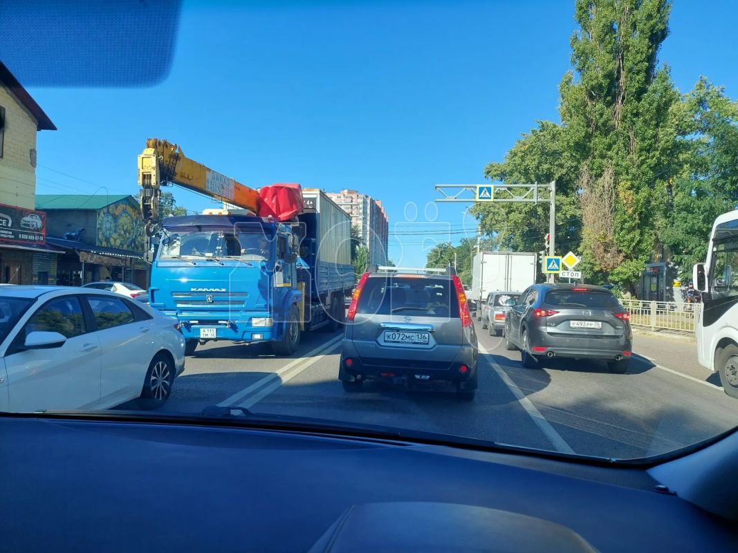 Пробка намертво сковала воронежскую улицу: произошла авария &nbsp;