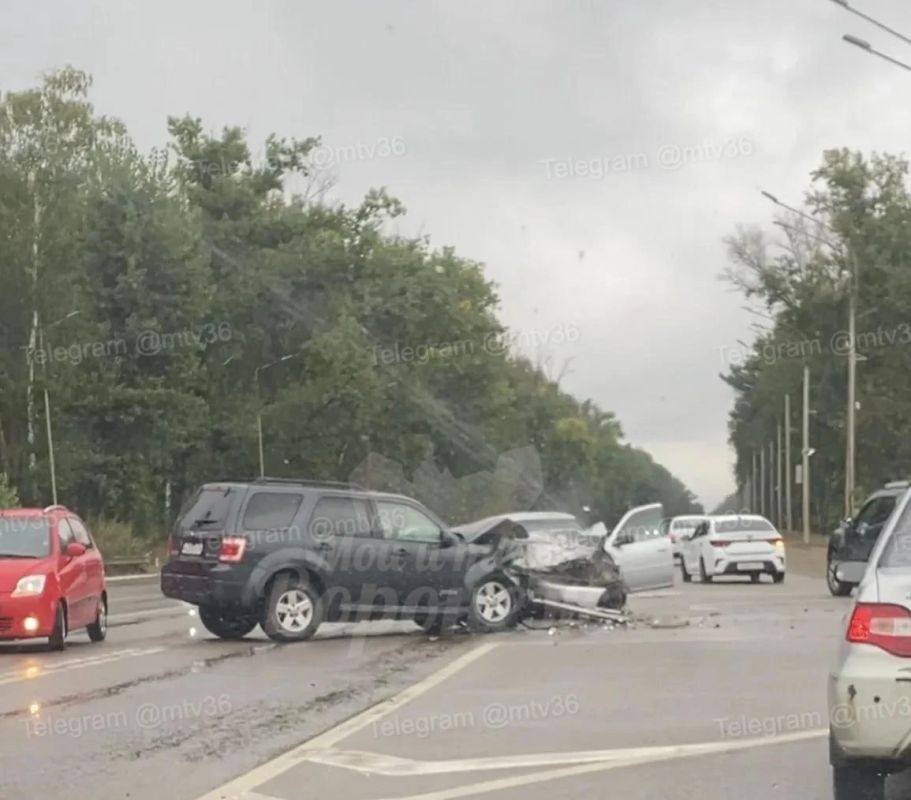 В Воронеже спасатели вызволили водителя из&nbsp;разбитой в&nbsp;ДТП машины