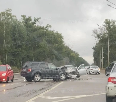 В Воронеже спасатели вызволили водителя из разбитой в ДТП машины
