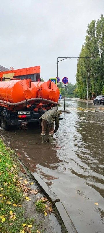 Липецк накрыл затяжной дождь: на дорогах откачивают воду
