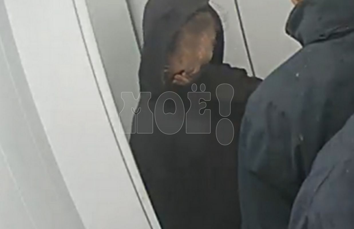 Девочка чуть не задохнулась в воронежском лифте из-за некультурного курьера