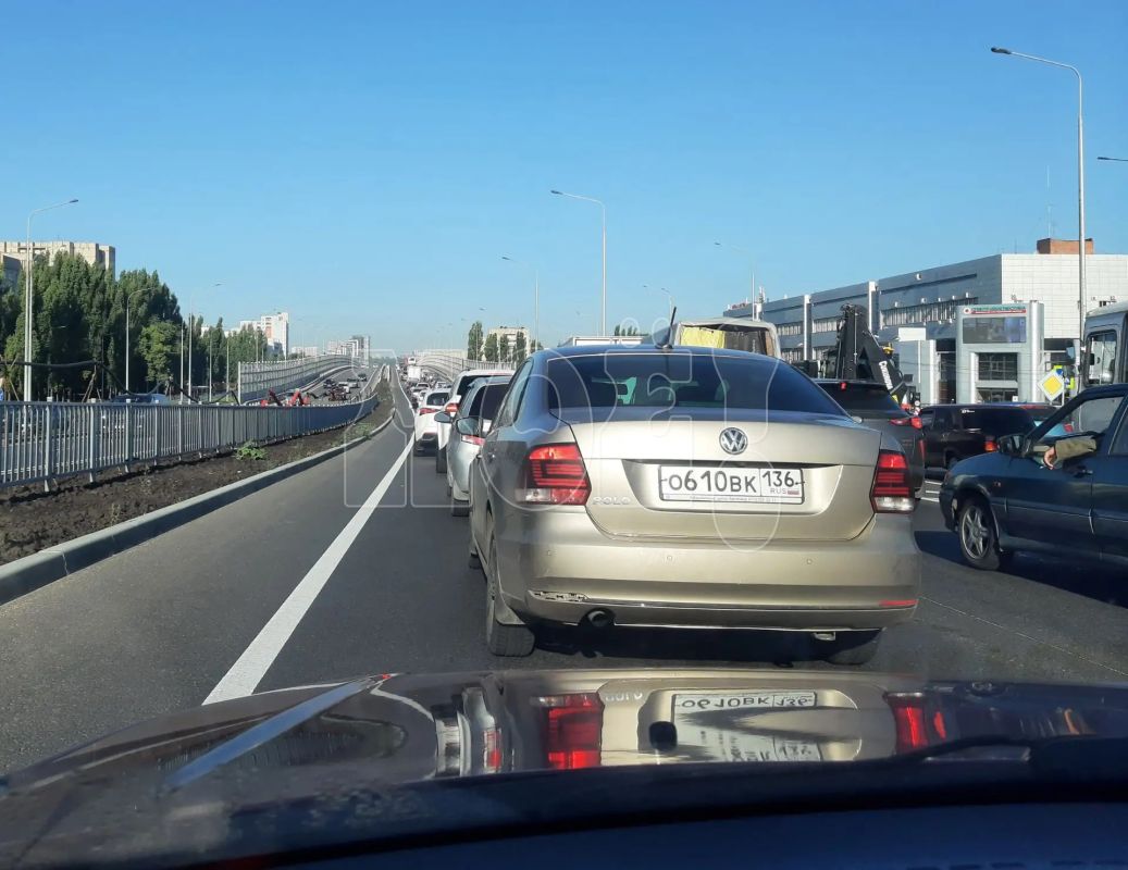 «Опоздаем на работу». Длинная пробка скопилась перед воронежским мостом&nbsp;