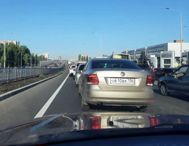 «Опоздаем на работу». Длинная пробка скопилась перед воронежским мостом 