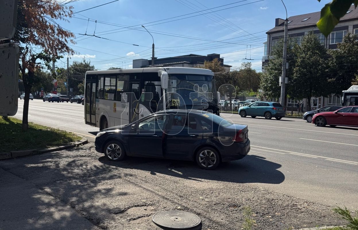 Автобус столкнулся с легковушкой на Московском проспекте