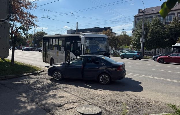 Автобус столкнулся с легковушкой на Московском проспекте