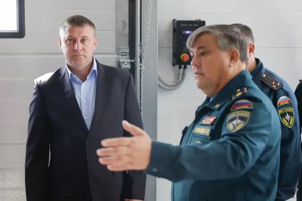 Александр Шуваев проинспектировал новые гаражные боксы муниципальной пожарной охраны и ход капремонта детской поликлиники в Старом Осколе 
