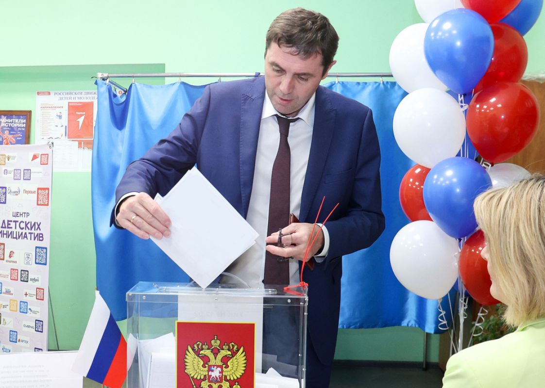 Мэр Сергей Петрин проголосовал на&nbsp;своём участке и&nbsp;подчеркнул, что&nbsp;участие в&nbsp;выборах — общий вклад в&nbsp;будущее страны&nbsp;
