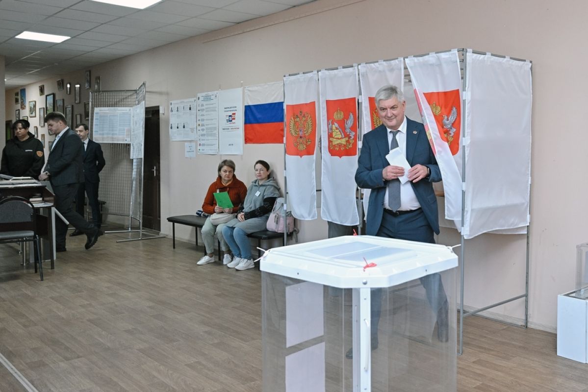 Губернатор Воронежской области Александр Гусев одним из&nbsp;первых проголосовал на&nbsp;выборах в&nbsp;Госдуму&nbsp;