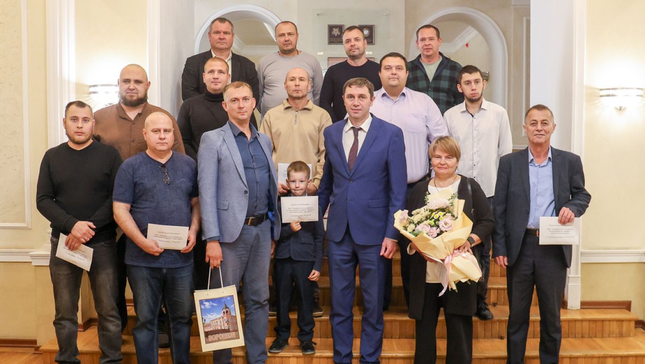Мэр Воронежа вручил ключи от&nbsp;квартир работникам комбинатов благоустройства &nbsp;&nbsp;