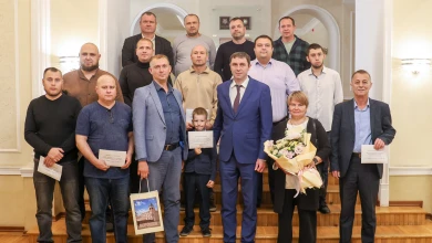 Мэр Воронежа вручил ключи от квартир работникам комбинатов благоустройства   