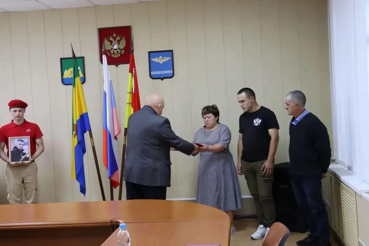 Родным трёх воронежский бойцов, погибших на СВО, передали их награды