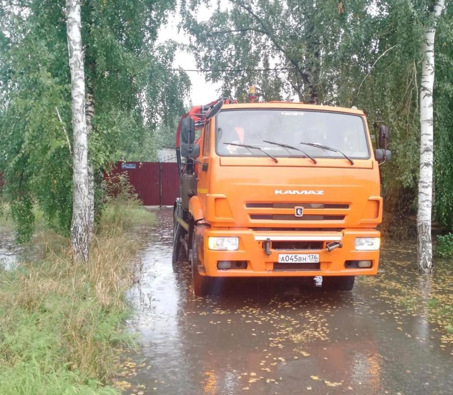 В Воронеже коммунальщики устраняют последствия дождя&nbsp;