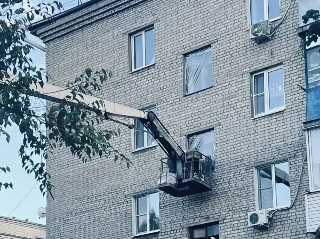Появились фото устранения последствий массированной атаки БПЛА на Воронеж