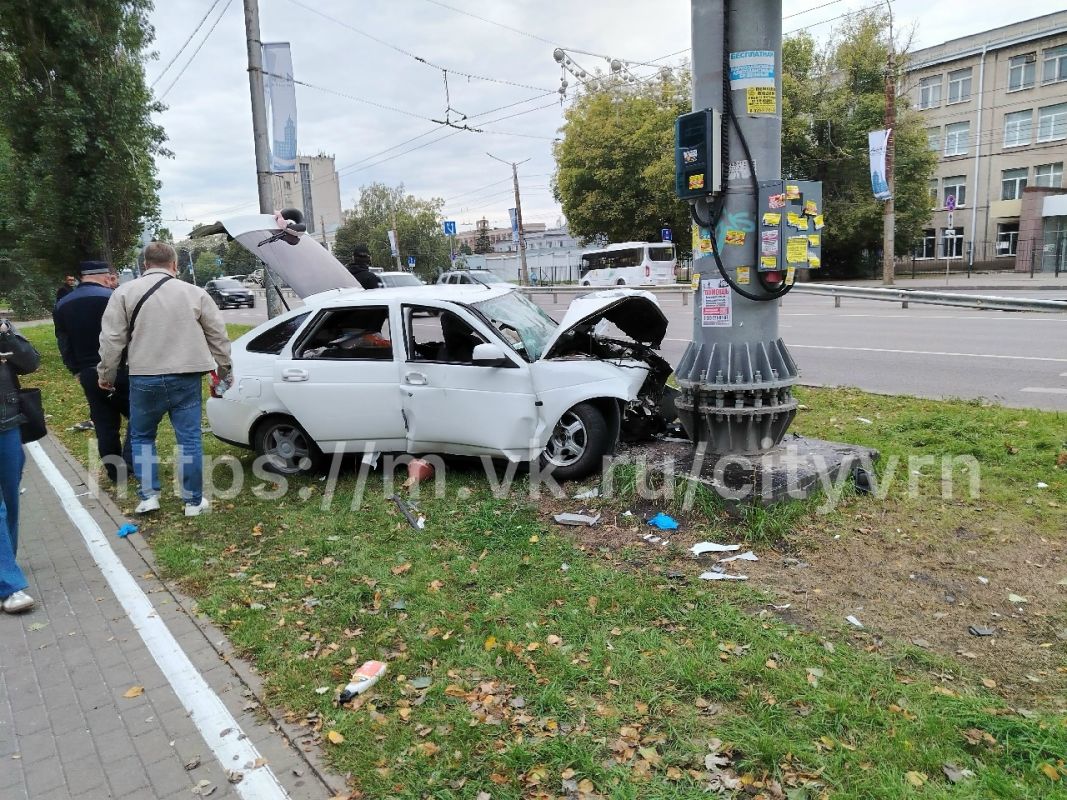 О влетевшей в столб легковушке сообщили воронежцы