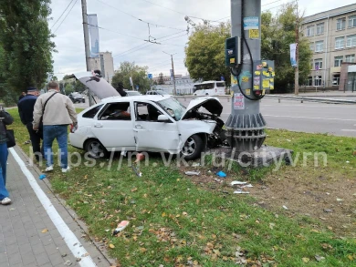 О влетевшей в столб легковушке сообщили воронежцы